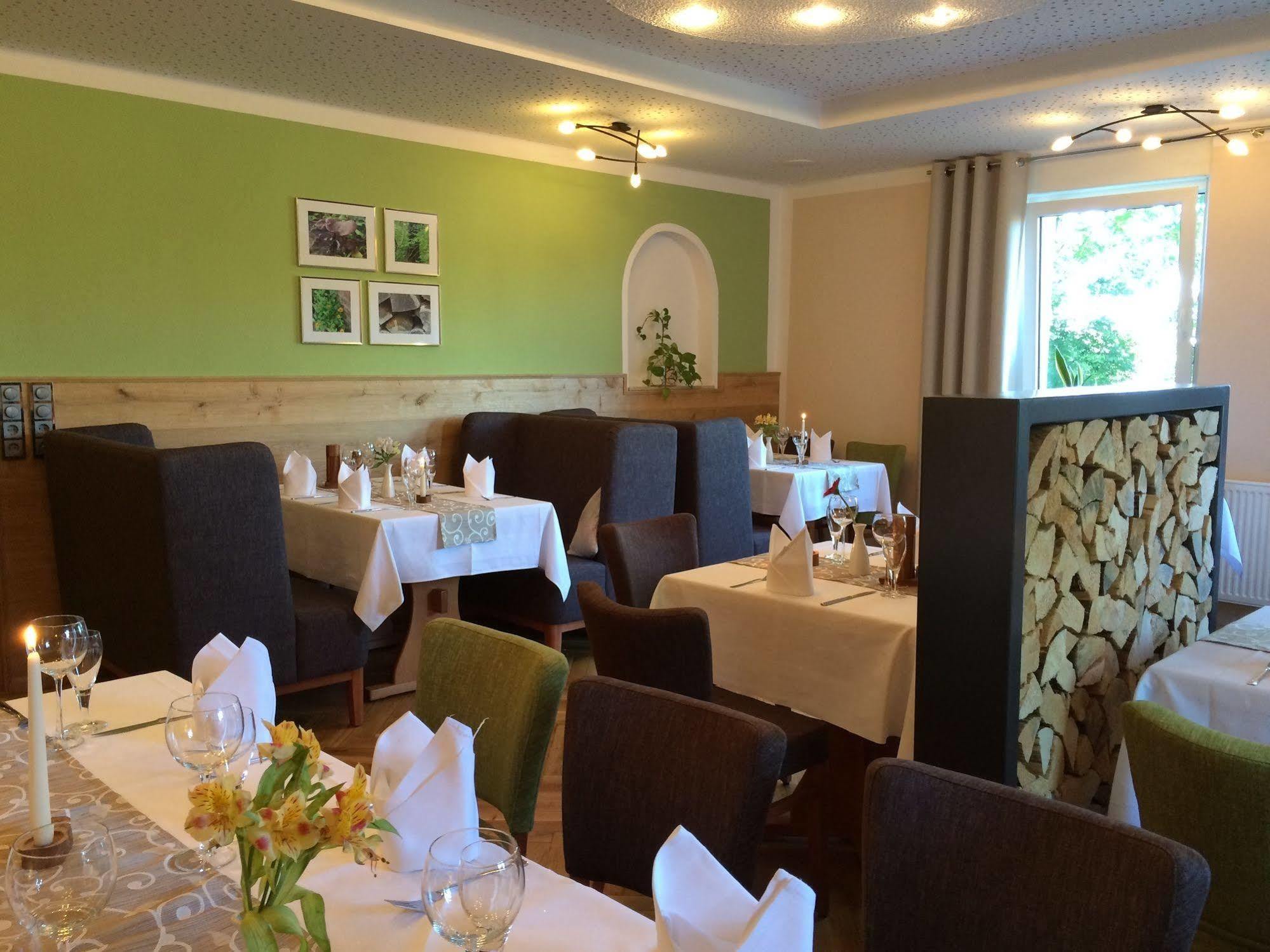 Hotel Restaurant Zwergschloesschen Гера Екстериор снимка